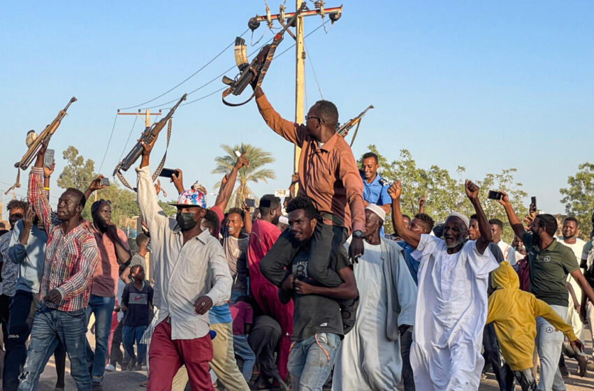  Les civils soudanais se précipitent vers les armes alors que les paramilitaires avancent