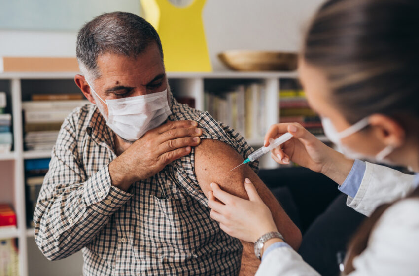  Les médecins préoccupés par le faible recours aux vaccins contre le Covid et la grippe en France