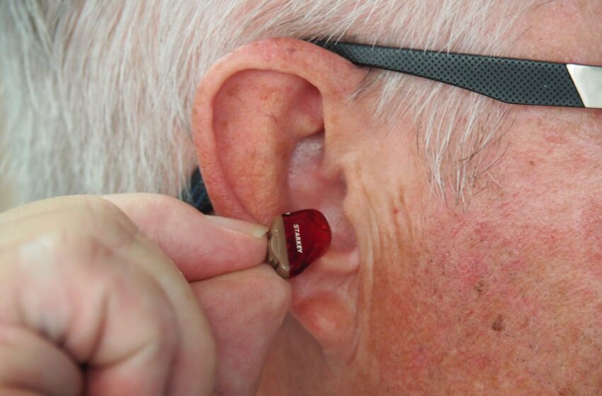 Une étude montre que le risque de démence chez les personnes âgées malentendantes pourrait être réduit grâce à l'utilisation d'appareils auditifs