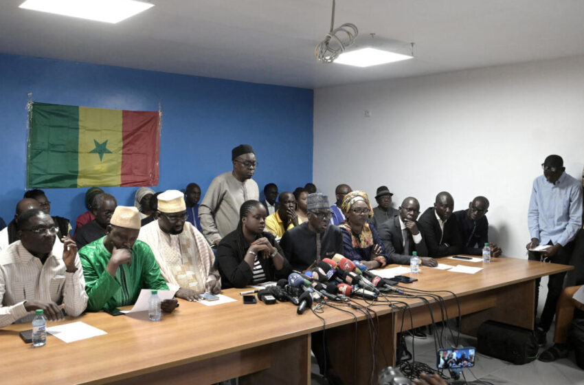  Les groupes d’opposition sénégalais unissent leurs forces pour dénoncer le retard des élections
