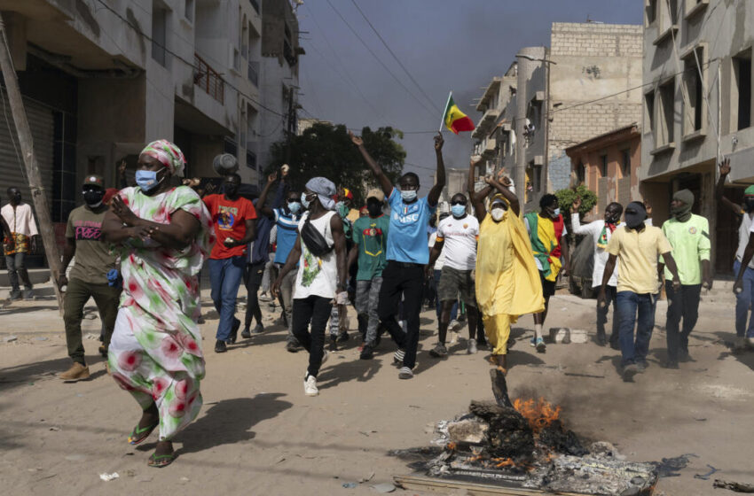  Les manifestations contre le report de l'élection présidentielle au Sénégal deviennent meurtrières