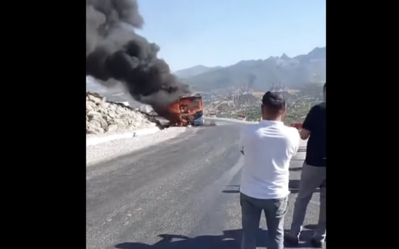  Un bus prend feu à Tétouan