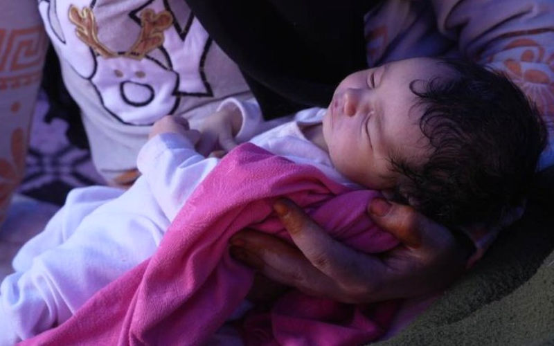  Un accouchement guidé d’enfance, une femme et son bébé sauvés