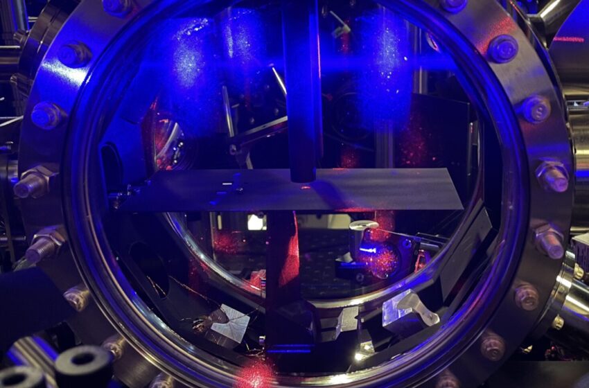  Le lasage continu de plusieurs heures atteint à l’aide d’atomes de strontium refroidis au laser
