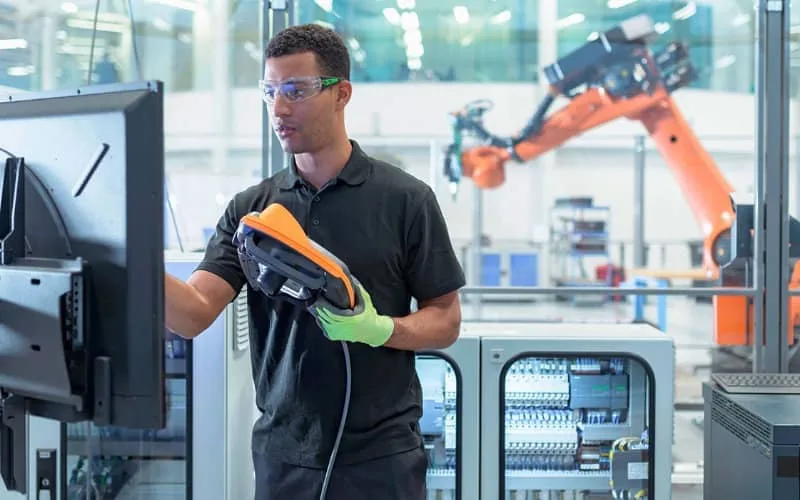  Ryad Mezzour suscite la controverse