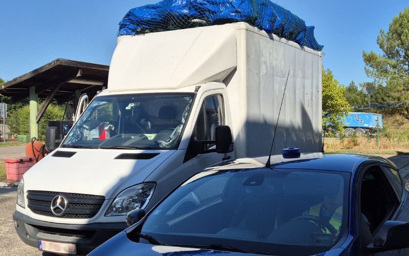  Le véhicule trop chargé avec un MRE surprend les gendarmes français