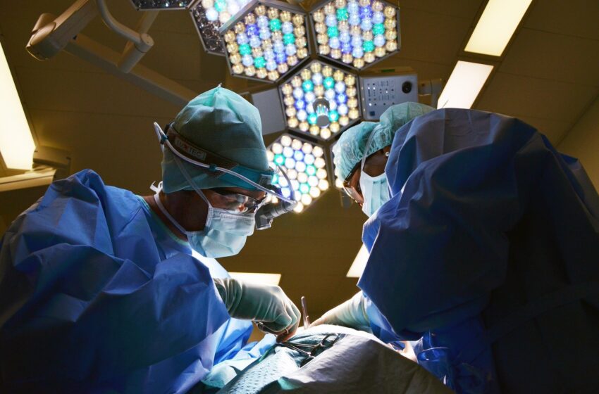  Les chirurgiens sont plus à risque de cancer, suggère l’étude