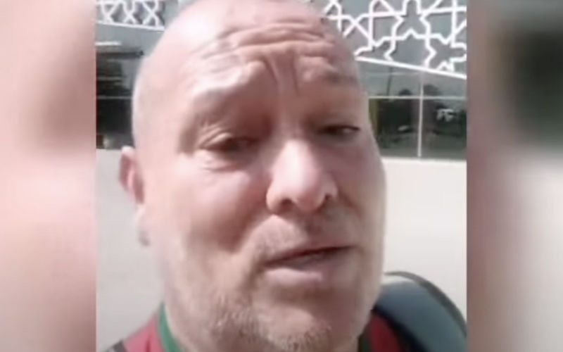  Un touriste étranger fond en larmes en quittant le Maroc