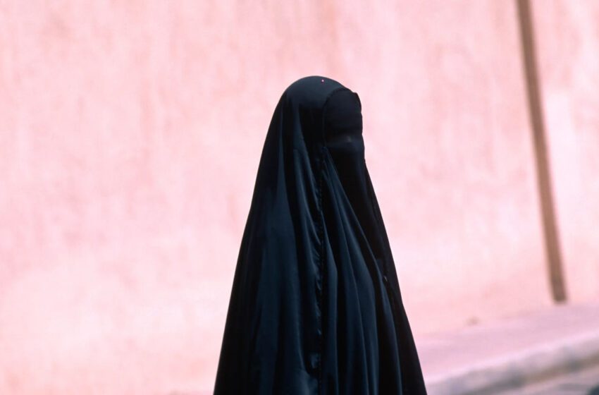  une femme en burqa drogue un octogénaire et prend 110 000 dirhams