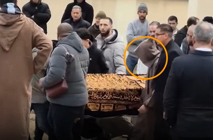  Hakim Ziyech, en larmes et en djellaba, a enterré son frère au Maroc