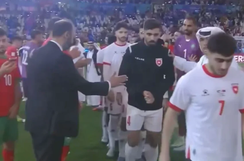  Les joueurs jordaniens ignorent la main de Tarik Sektioui