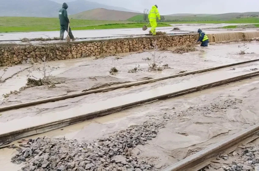  des rails submergés, des milliers de voyageurs bloqués