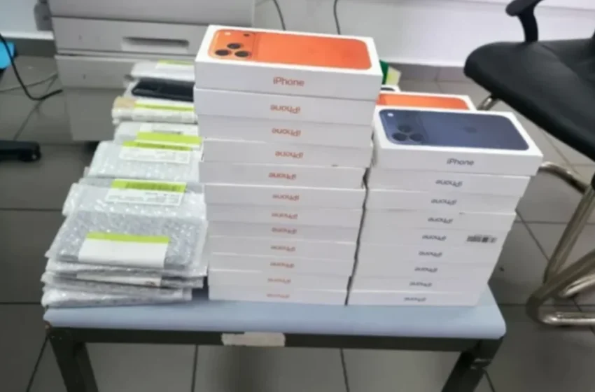  Des voyageurs ont tenté de faire passer clandestinement des smartphones d’une valeur de près de 100 000 euros