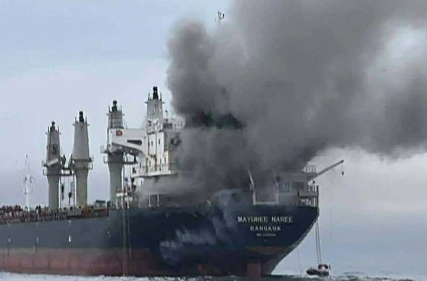  Deux pétroliers incendiés après attaque attribuée à des bateaux iraniens chargés d’explosifs