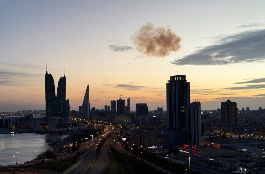  Drones et missiles iraniens visent le Golfe, frappes à Bahreïn et au Qatar