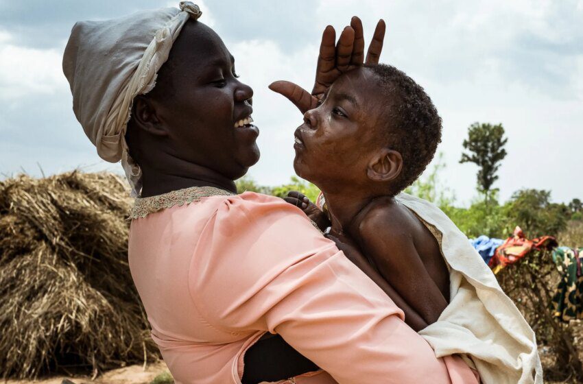  Jeune mère ougandaise porte son fils handicapé aux champs faute de soutien