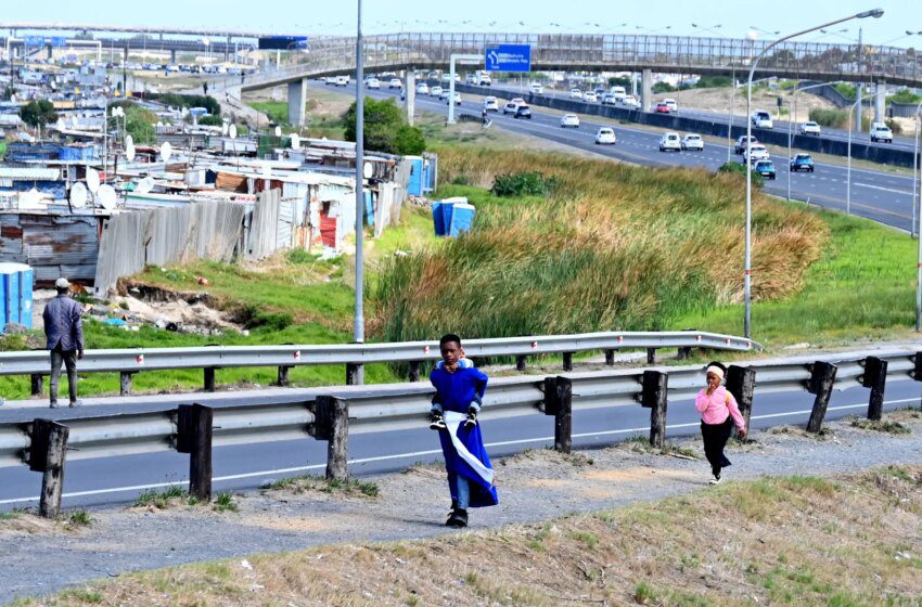  Khayelitsha au Cap proteste contre le mur N2 et l’absence de services