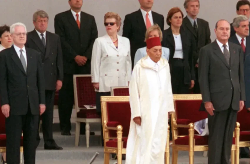  Le Roi du Maroc décore un leader politique lors d’une visite officielle en France