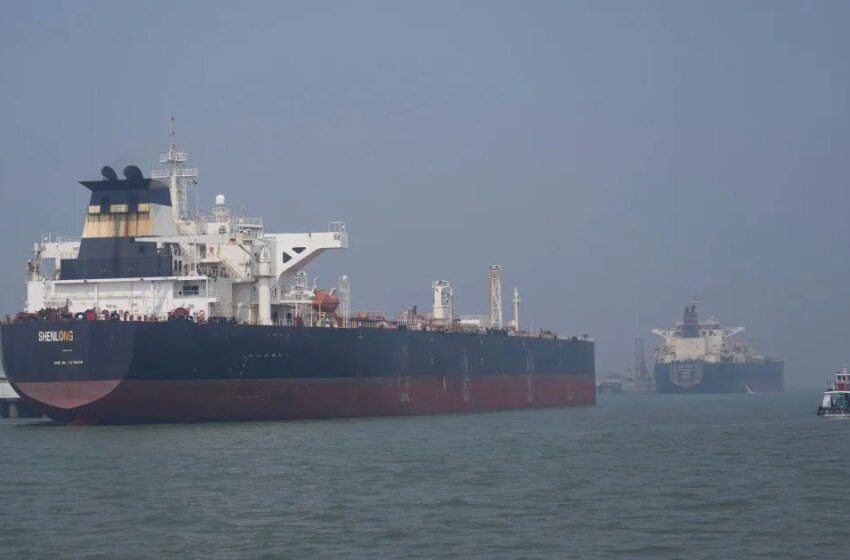  Prix du pétrole dépassent 100 dollars, marchés inquiets après blocage du détroit d’Ormuz