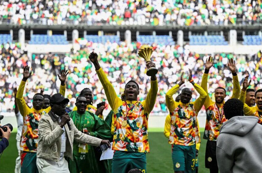  Sénégal présente au Stade de France le trophée de la CAN malgré la déchéance