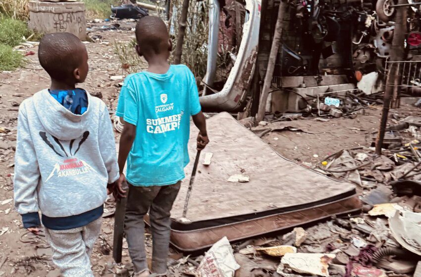  Travail des enfants à Mbare: garçons ramassent la ferraille dans des conditions dangereuses