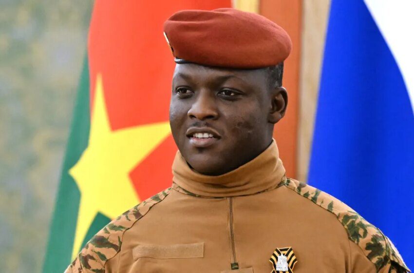  Burkina Faso Traoré appelle à oublier la démocratie après la dissolution des partis