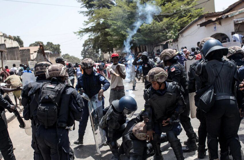  Gambie: police disperse manifestants au gaz lacrymogène après la réarrestation de deux acquittés
