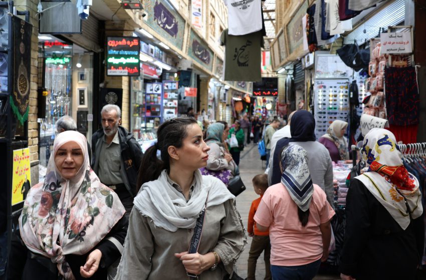  L’Iran rétablit un taux de change préférentiel et mobilise jusqu’à 4,5 milliards de dollars