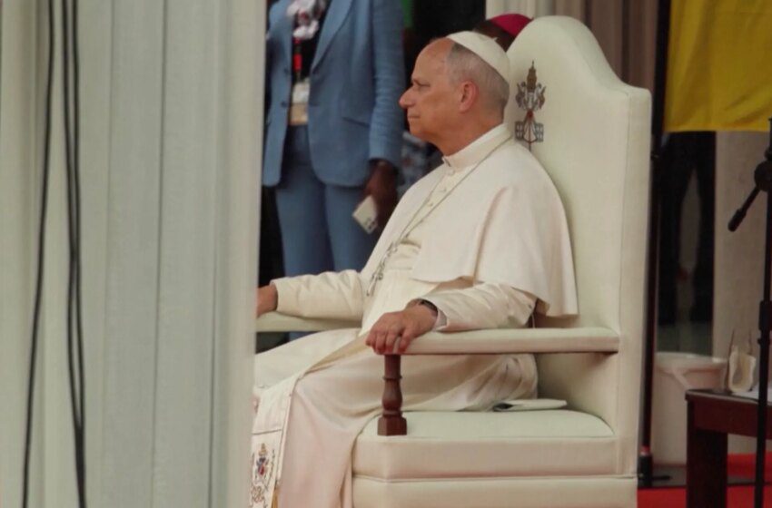  Le pape Léon conclut sa tournée africaine en Guinée équatoriale et condamne Trump