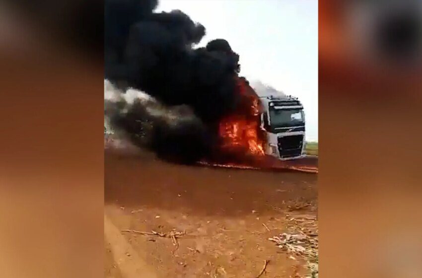  Bamako: combattants liés à Al-Qaïda incendient des camions, blocus aggrave la crise alimentaire
