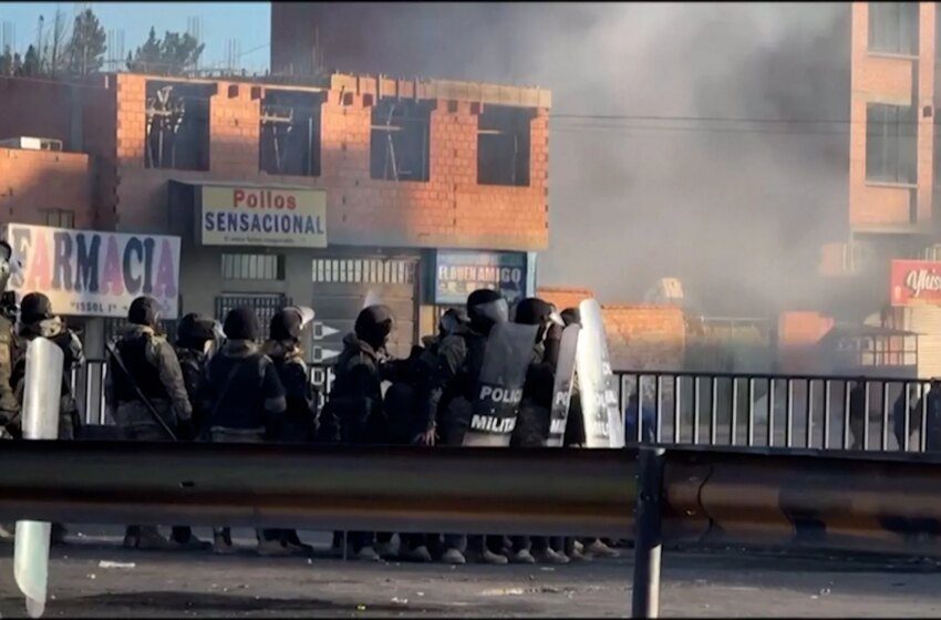  Bolivie : la police militaire recourt au gaz lacrymogène pour lever des barrages routiers