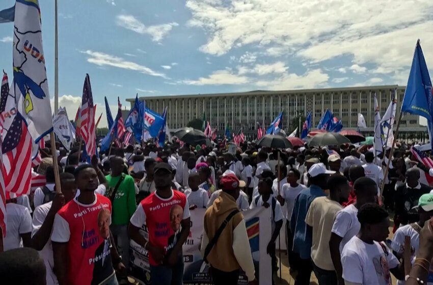  Manifestants pro-gouvernementaux incendient le siège d’un parti lié à Joseph Kabila en RDC