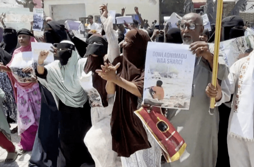  Mogadiscio: manifestations de soutien aux déplacés après la mort d’un manifestant abattu