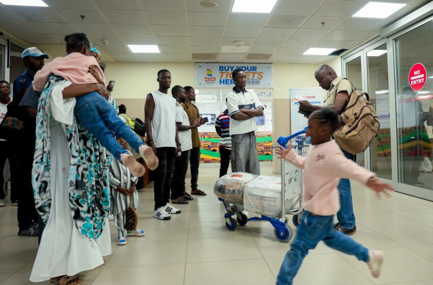  Près de 300 Ghanéens évacués d’Afrique du Sud rapatriés à Accra avec aide