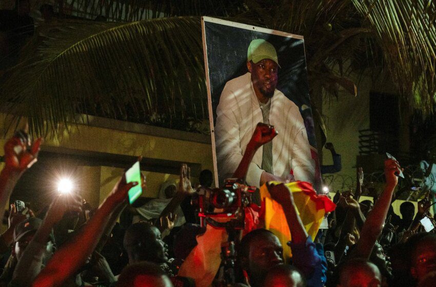  Sénégal : Ousmane Sonko limogé, gouvernement dissous, ses partisans rassemblés à Dakar