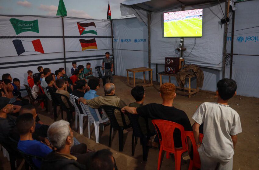  À Gaza déplacés regardent la Coupe du Monde entre coupures d’électricité et d’Internet