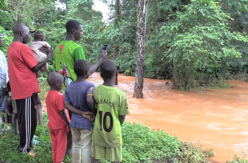 Bauxite en Guinée prive Bembou Silaty de terres et d’eau potable