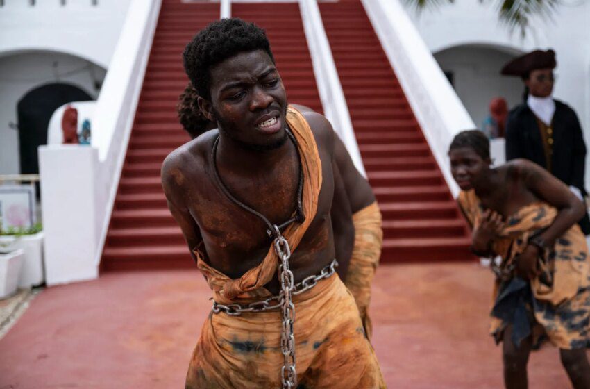  Ghana reconstitue la traite négrière à Accra pour soutenir une résolution de l’ONU