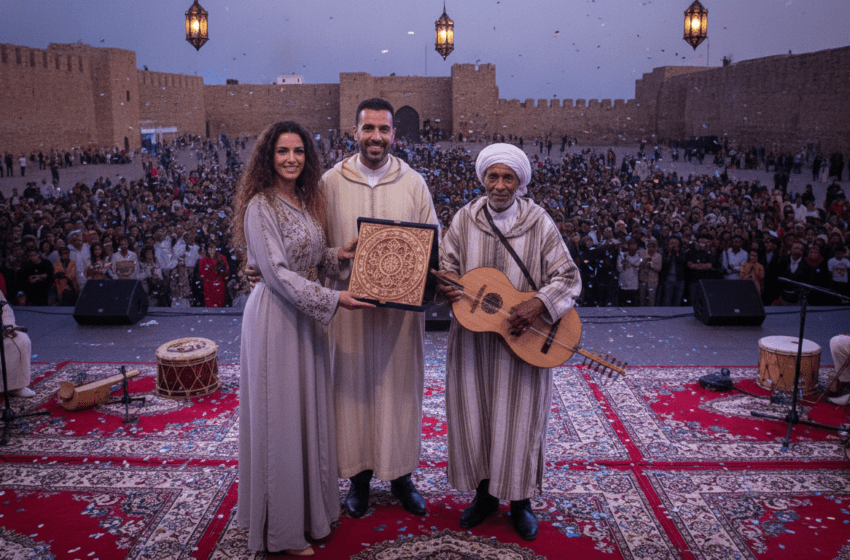  Hind Ennaira et Najib Oubelquas honorent Maâlem Mustapha Baqbou au Festival Gnaoua d’Essaouira