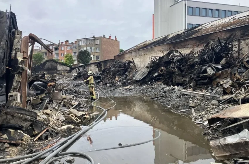  Incendie tragique à Anderlecht : un père et son fils perdent la vie dans un hangar