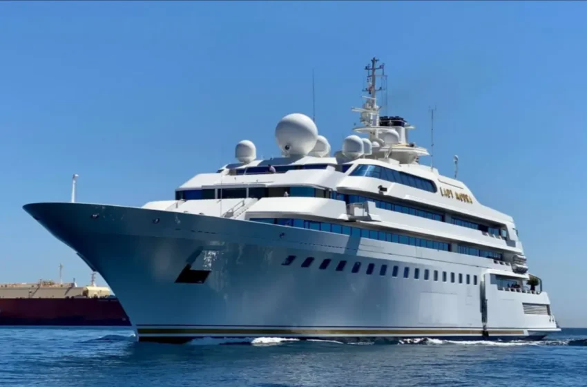  Le yacht d’un milliardaire mexicain éblouit la baie de Tamuda au Maroc