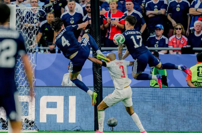  Photo virale de Noussair Mazraoui en duel aérien face à deux Écossais