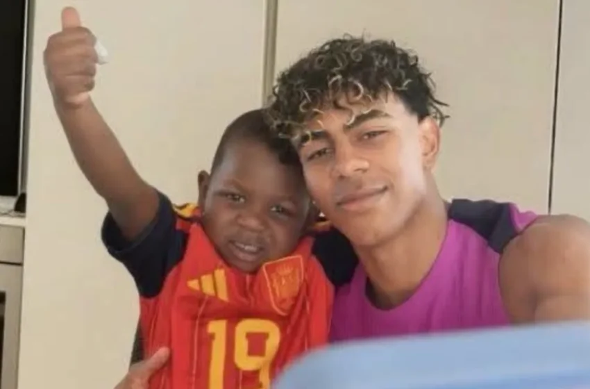  Lamine Yamal et son frère Keyne séduisent les supporters depuis les tribunes