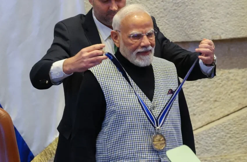  Modi décoré aux Seychelles du Gardien de l’horizon bleu, certificat entaché de fautes