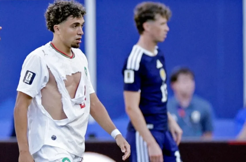  Plusieurs maillots Puma du Maroc se déchirent pendant la Coupe du Monde