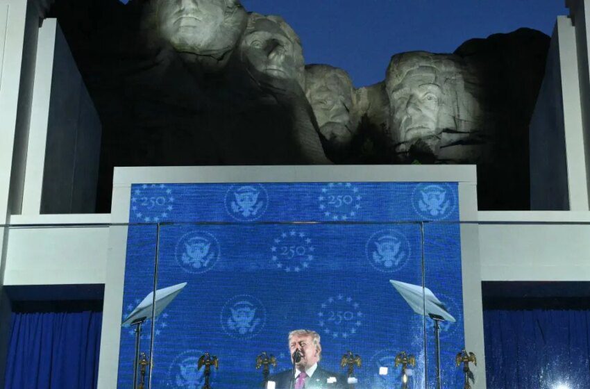  Trump met en garde contre une menace communiste au Mont Rushmore avant les élections