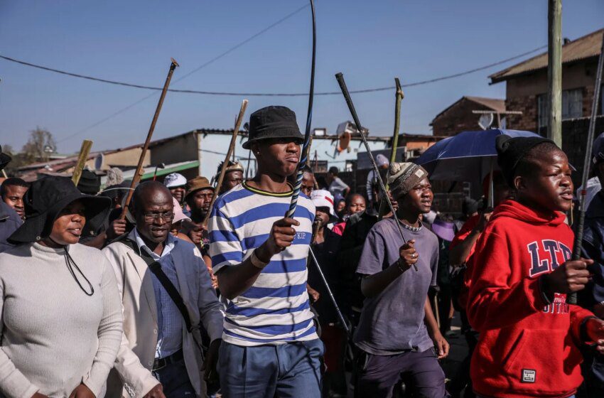  Violences anti-migrants à Alexandra (Afrique du Sud) habitants armés de bâtons agressent des migrants