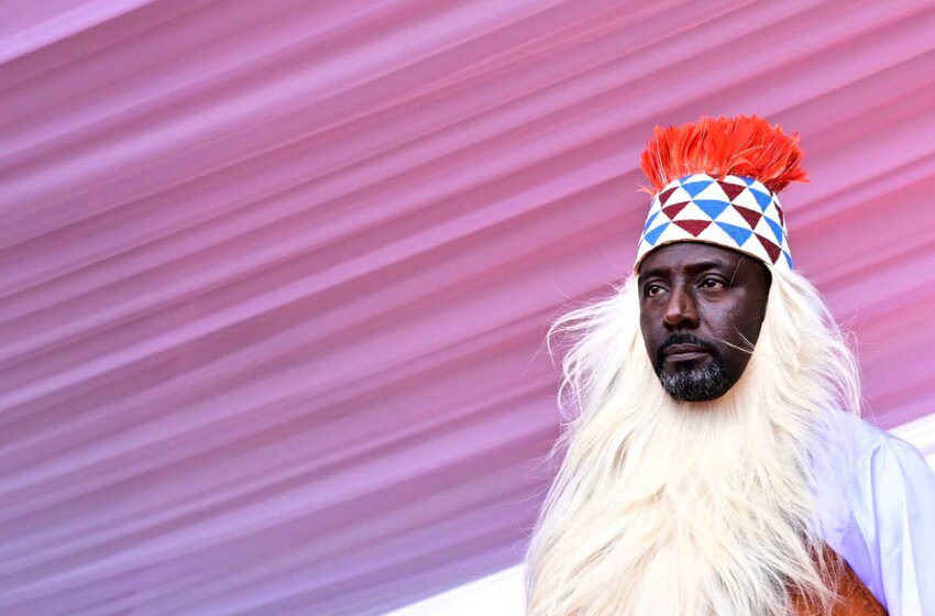  Ancien journaliste Edward Rukidi Kijanangoma couronné roi du Tooro après conflit de succession