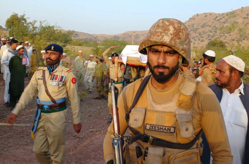  Attentat suicide contre une mosquée à Kohat revendiqué par le TTP, 27 morts