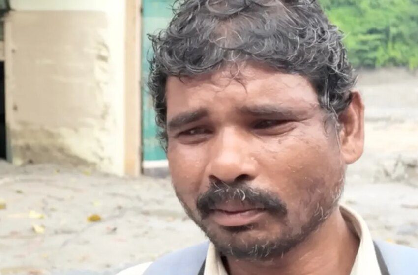 Au Népal un père cherche son fils disparu après les inondations meurtrières